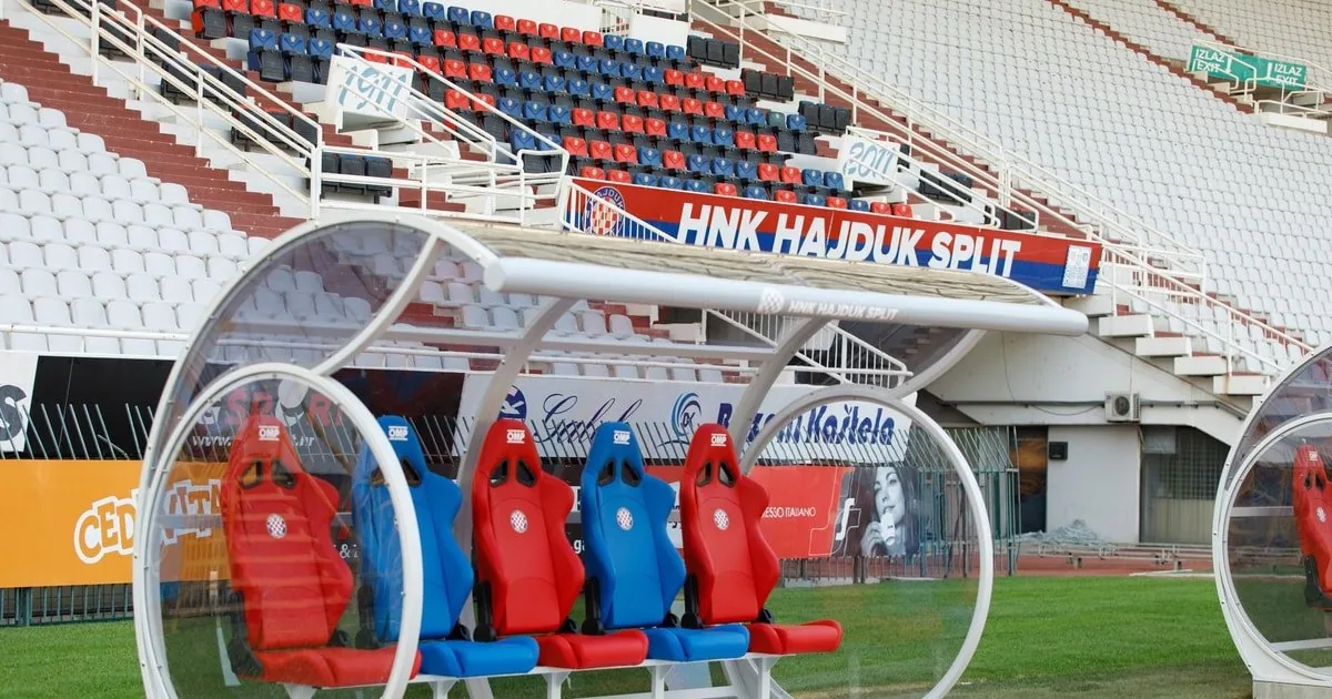 Die Bank von Hajduk vor Reihen von rot-weißen und blauen Sitzen