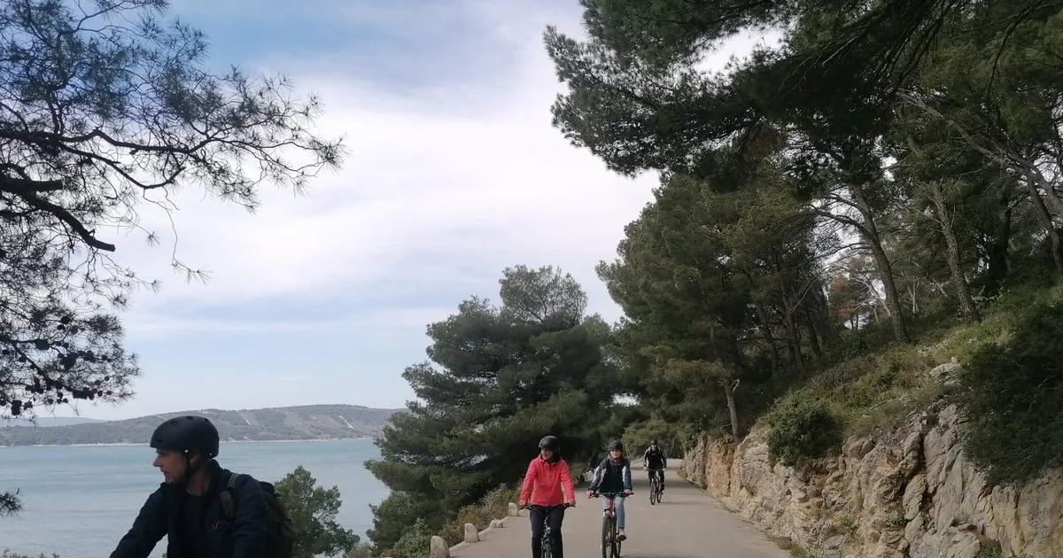 Radfahrer auf einem Küstenweg durch Kiefern auf Marjan mit dem Meer darunter